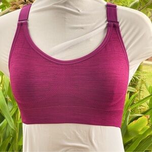 6 for$20♥️Like new! More of a maroon than magenta.